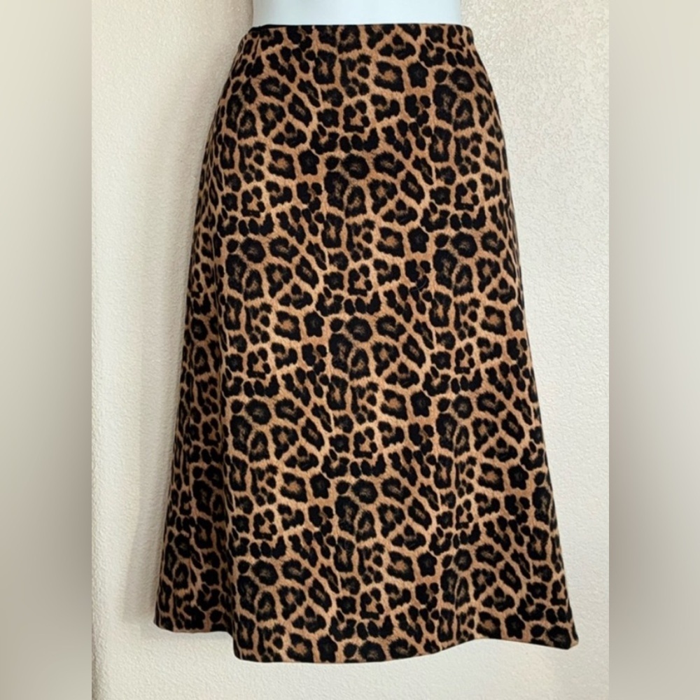 MICHAEL KORS leopard skirt, back slit, lined, exposed gold zipper in back. 16 - Picture 4 of 17
